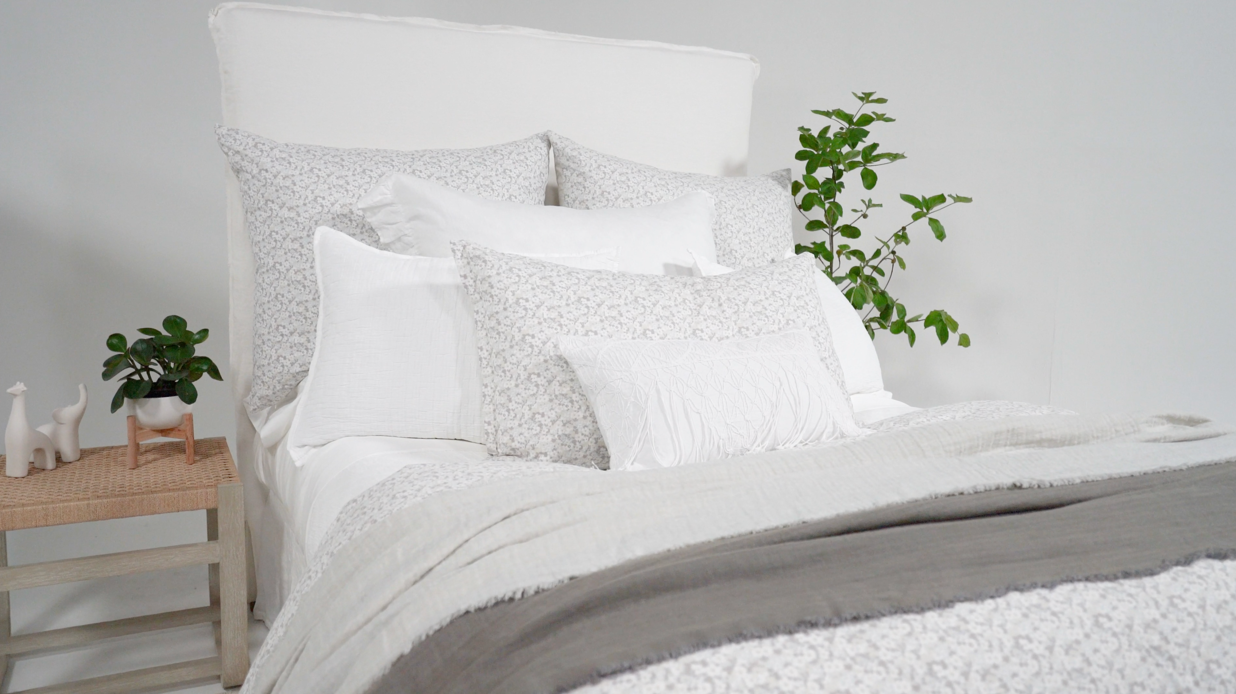 Lovely Summer Bed-Pom Pom at Home
