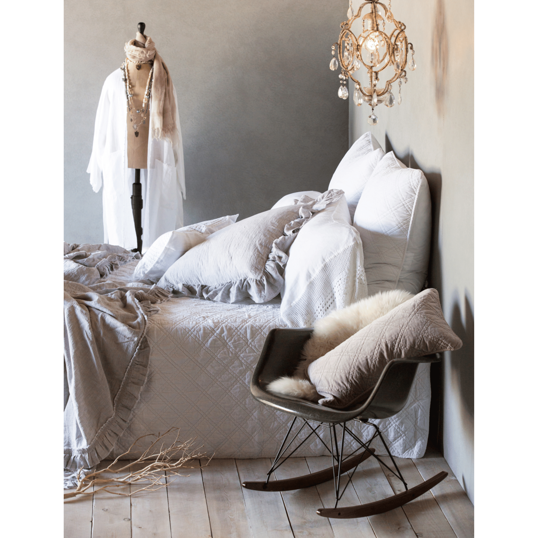 brussels - white color - coverlet - pom pom at home