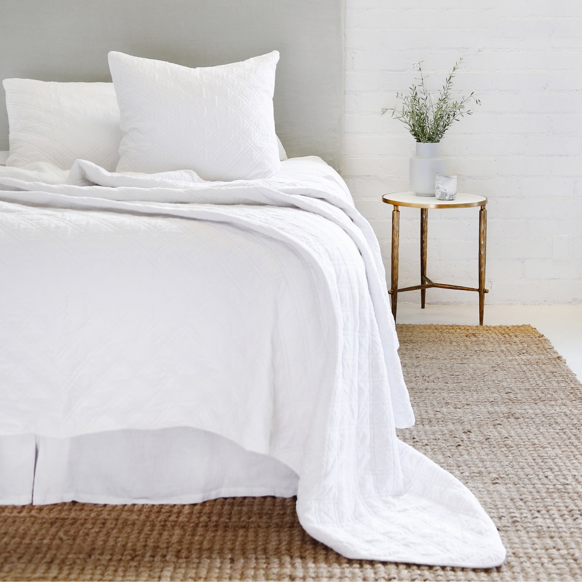 brussels - white color - coverlet - pom pom at home