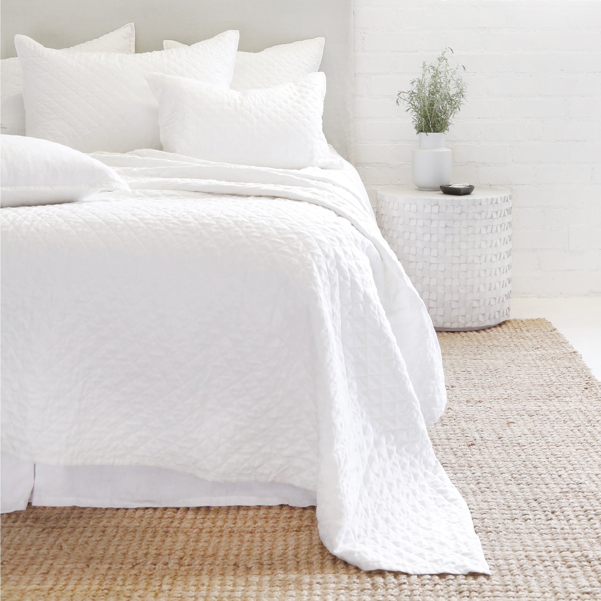 brussels - white color - coverlet - pom pom at home