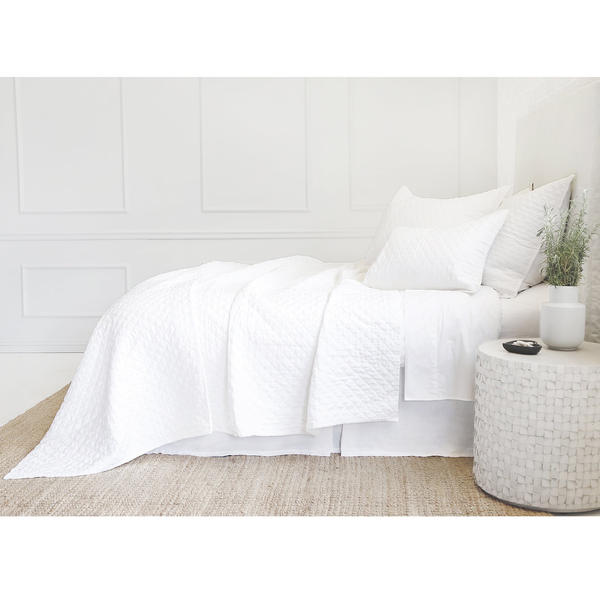 brussels - white color - coverlet - pom pom at home