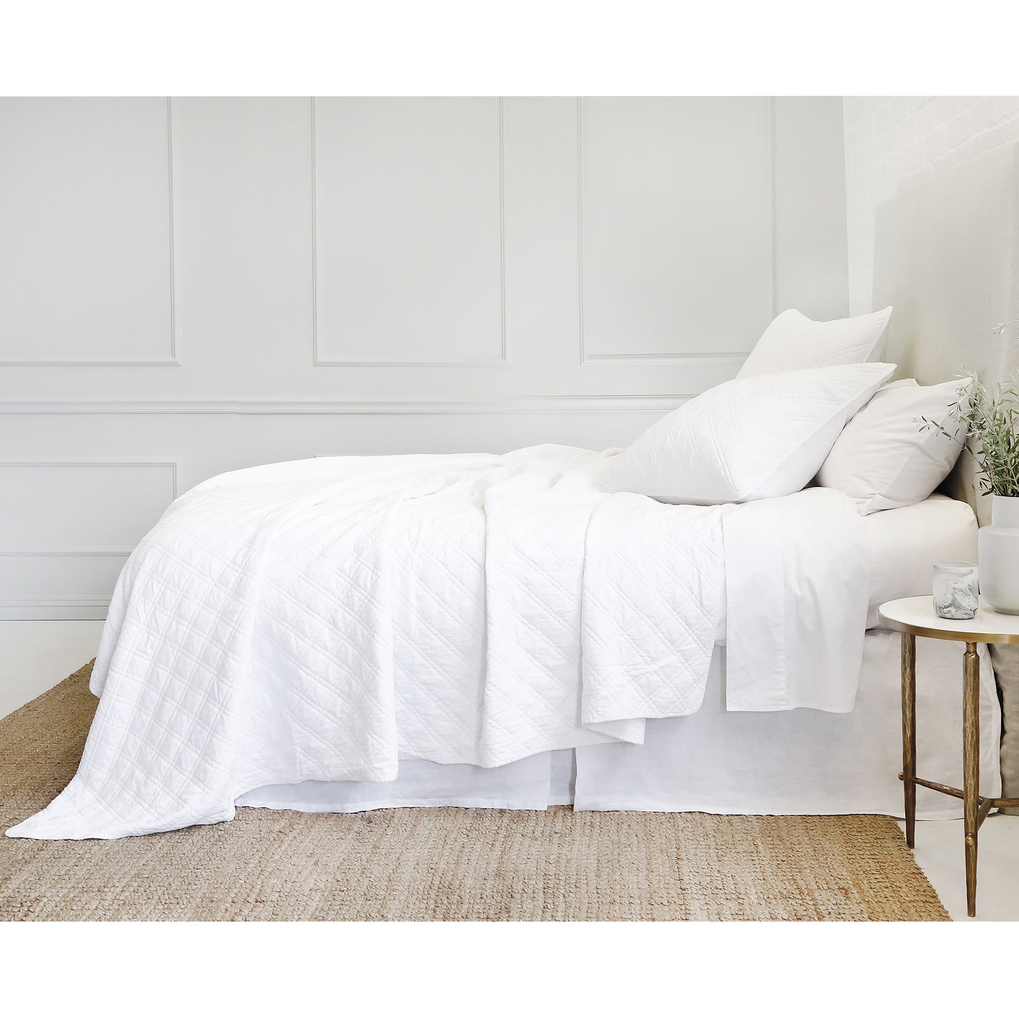 brussels - white color - coverlet - pom pom at home