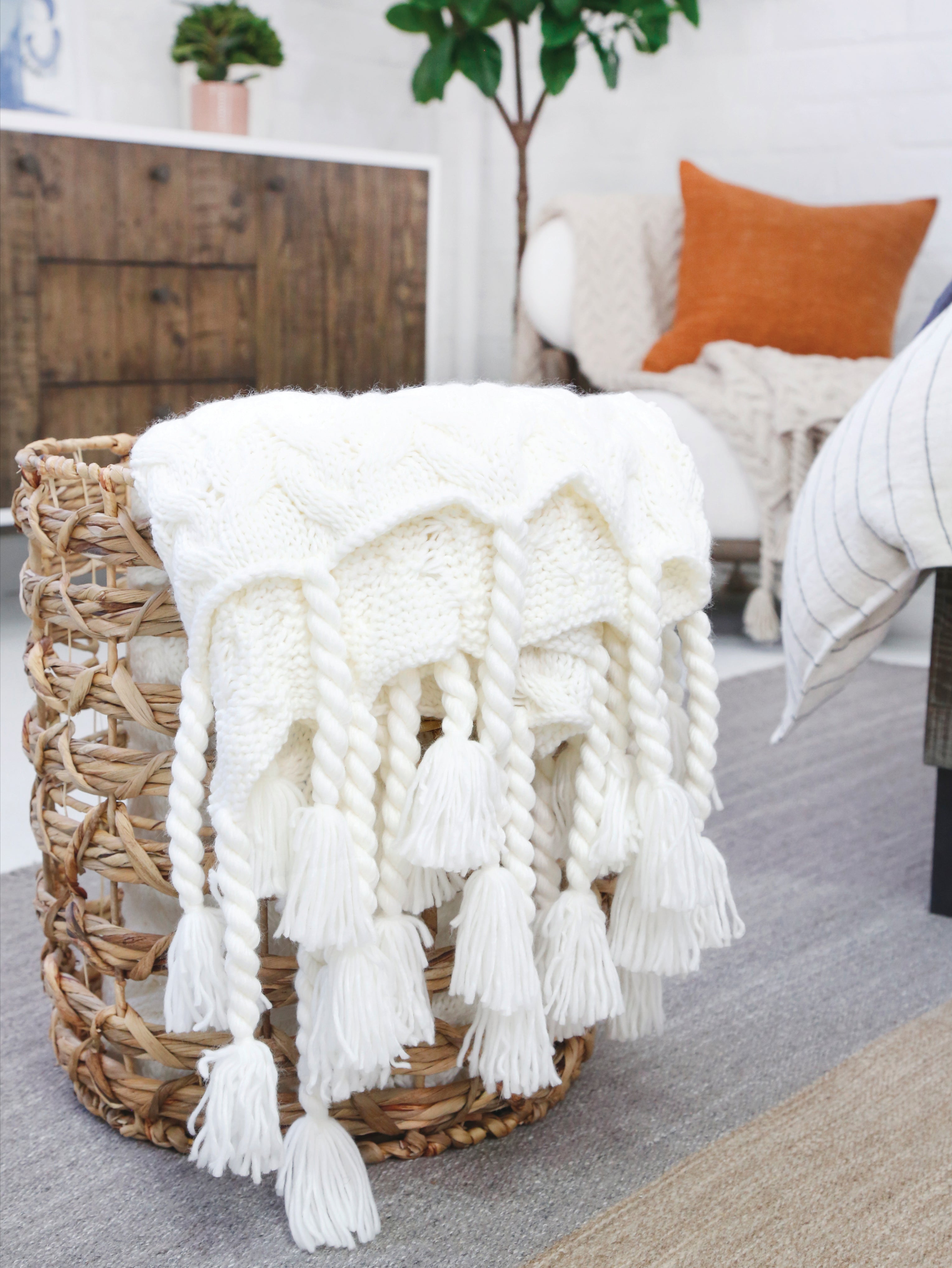 CAPISTRANO THROW - Winter White- pom pom at home